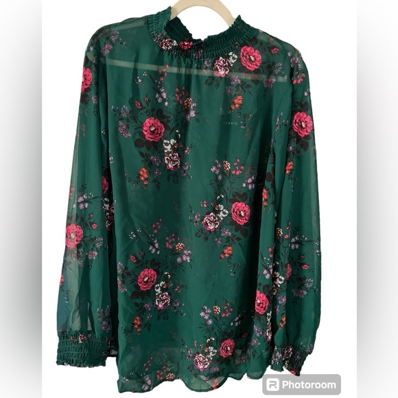 torrid Tops - NWT Torrid Chiffon Blouse Plus Size 3X Beautiful green with floral pattern